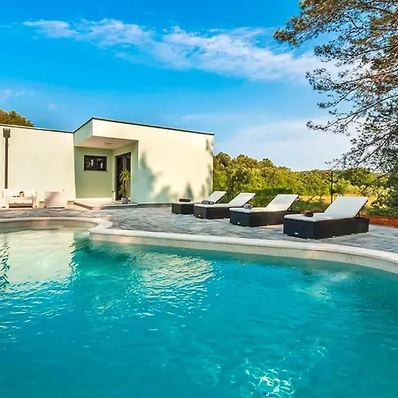 Сasa de vacaciones 2 Bedroom Awesome In Rovinj