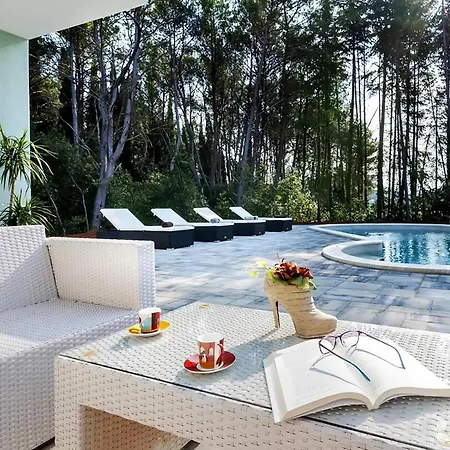 2 Bedroom Awesome In Сasa de vacaciones Rovinj