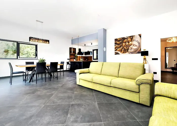 2 Bedroom Awesome In Rovinj