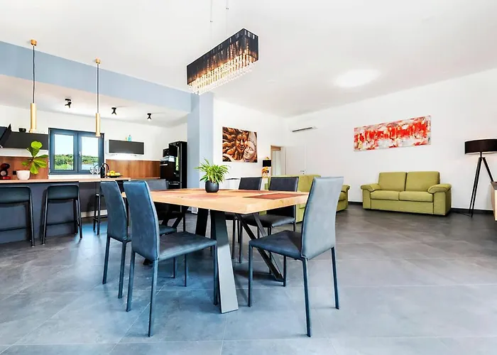 2 Bedroom Awesome In Feriehus Rovinj