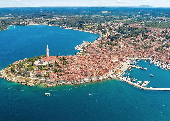 2 Bedroom Awesome In Rovinj